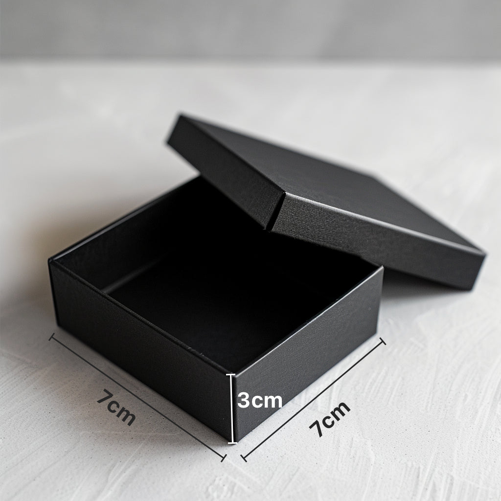 Engraved pet portrait bangle gift box size guide showing the 7 by 7 by 3 cm jewelry box.